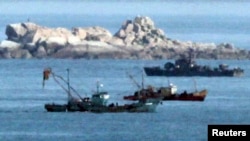 지난 2009년 3월 서해 북방한계선 인근 해상에서 북한 군함(오른쪽)이 조업 중인 북한 어선들 주변을 지나고 있다. (자료사진)