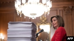  ​​អ្នកស្រី ​Nancy Pelosi ​ប្រធាន​សភា​ថ្លែងនៅ​ក្នុង​សន្និសីទ​សារព័ត៌មាននៅសហរដ្ឋអាមេរិក កាលពី​ថ្ងៃទី​១៩ ខែធ្នូ ឆ្នាំ២០១៩។