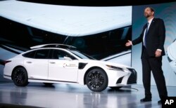 Gill Pratt, CEO del Instituto de Investigación de Toyota, revela en la feria CES 2019 de tecnología de Las Vegas el más reciente automóvil autónomos de prueba de la empresa llamado P4, basado en la nueva generación de Lexus, el sedán híbrido de lujo LS500h, que tiene cámaras montadas en el techo.