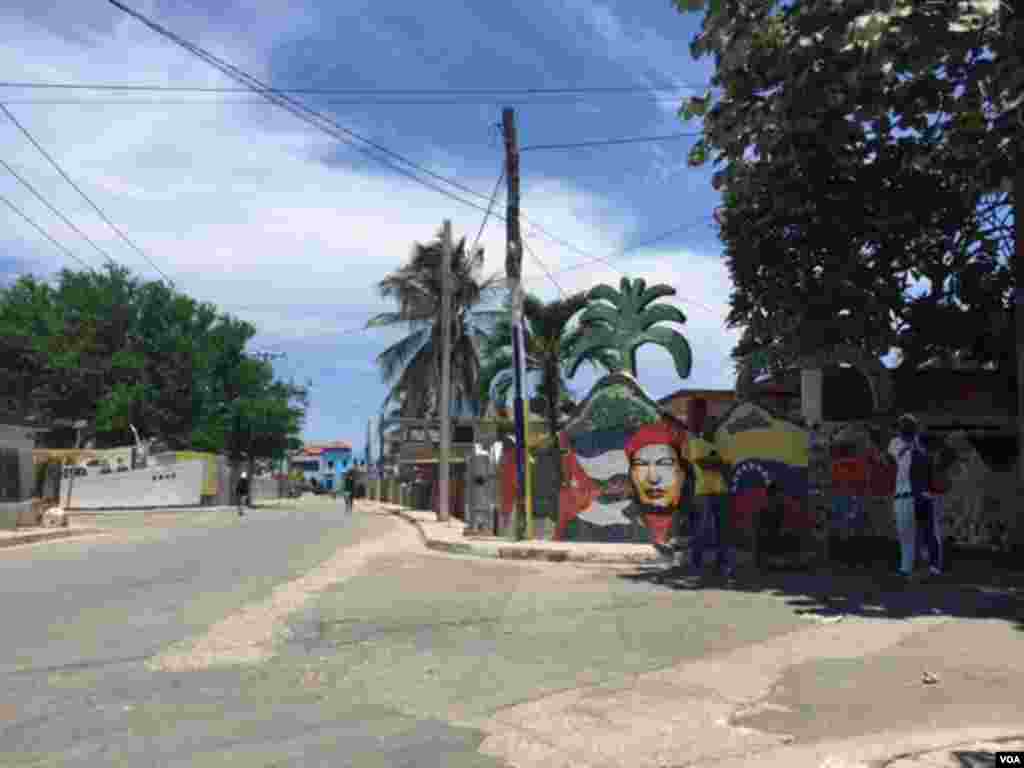 An image of Hugo Chavez is seen in street art, Havana, Cuba, Aug. 13, 2015. (Celia Mendoza/VOA) 