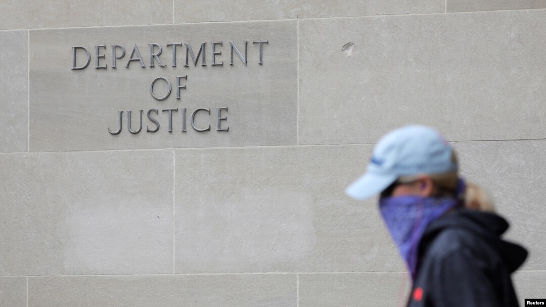 Una vista frontal del edificio que ocupa el Departamento de Justicia de EE. UU. en Washington DC.