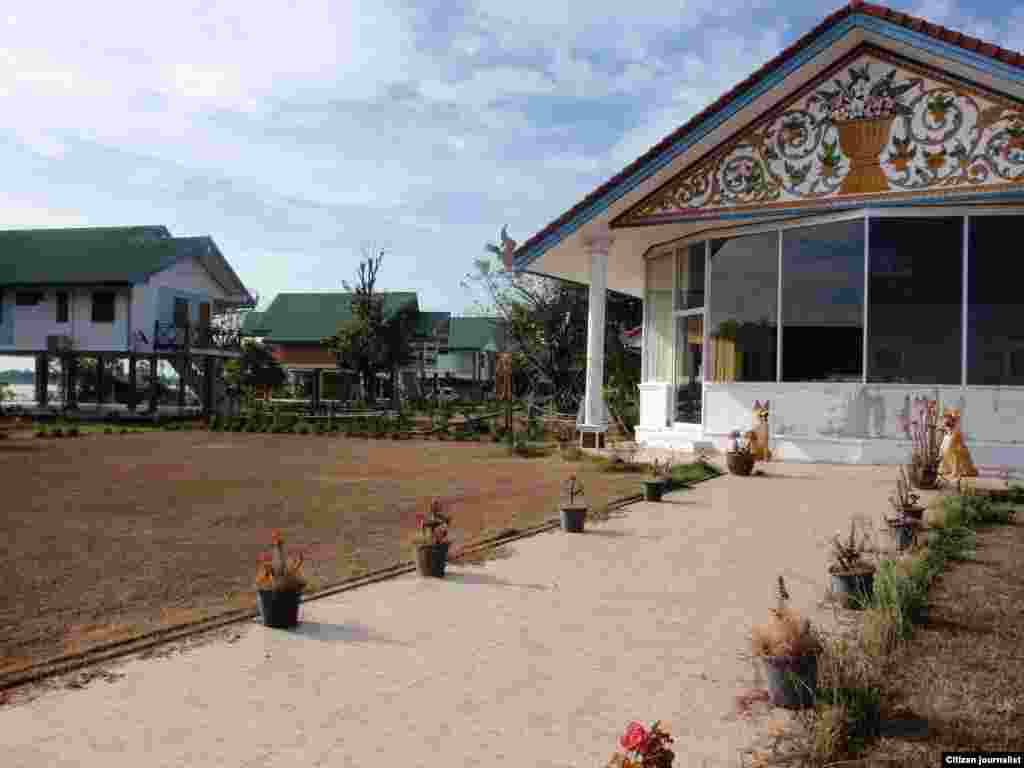 ຕຶກຫ້ອງອາຫານຂອງຣີສອດຮ້າງ ຂອງທ່ານຄໍາໄຕ ສີພັນດອນ ຢູ່ດອນໂຂງ. ເມືອງໂຂງເປັນເມືອງວັດທະນະ ທໍາ ຈຶ່ງບໍ່ມີບ່ອນບັນເທີງ. ຮ້ານອາຫານຍາມກາງຄືນກໍບໍ່ມີ. ຕ້ອງໄປກິນຢູ່ຮ້ານເຮືອນແພ ທີ່ເມືອງແສນ ຢູ່ອີກຟາກນຶ່ງຂອງດອນໂຂງ.