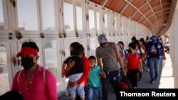  Migrantes de Centroamérica cruzan el puente fronterizo internacional Paso del Norte en Ciudad Juárez