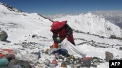 L'expédition de nettoyage au mont Everest