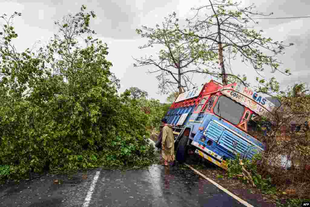 ممبئی میں طوفان کے باعث کچھ جگہوں پر تیزہواؤں سے درخت اکھڑ گئے جس سے ٹریفک کی روانی متاثر ہوئی۔&nbsp; &nbsp;