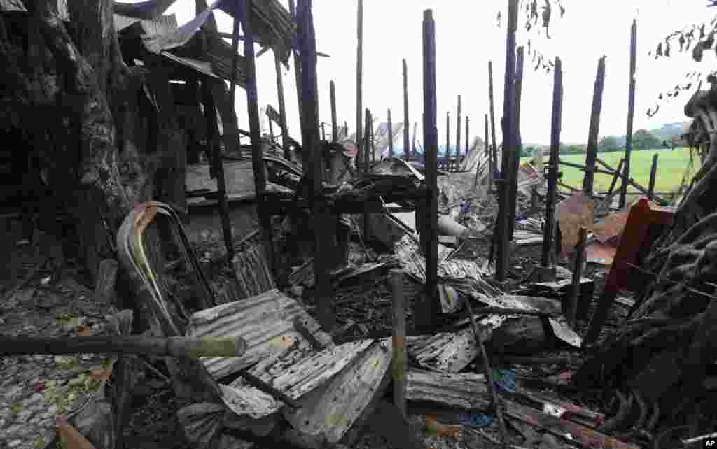 Tiang-tiang bangunan yang menghitam karena dibakar di Thandwe, negara bagian Rakhine, Burma bagian barat (2/10). lackened pillars stand among debris of a burnt building in Thandwe, Rakhine State, western Burma, Oct. 2, 2013. Keluarga Muslim yang ketakutan kemudian bersembunyi di hutan. (AP/Khin Maung Win)