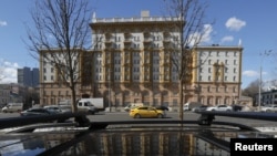 ماسکو میں امریکی سفارتخانے کا منظر ، فوٹو رائٹرز