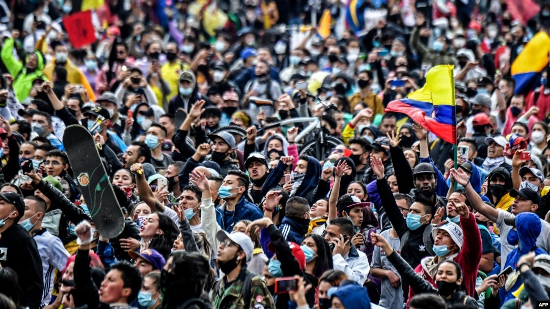 La gente participa en una protesta contra un proyecto de reforma tributaria presentado por el presidente colombiano Iván Duque, en Bogotá, el 28 de abril de 2021.