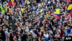 La gente participa en una protesta contra un proyecto de reforma tributaria presentado por el presidente colombiano Iván Duque, en Bogotá, el 28 de abril de 2021.