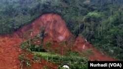 Tanah longsor menyapu dusun Jemblung, Banjarnegara, 12 Desember 2014 (Foto: VOA/Nurhadi)