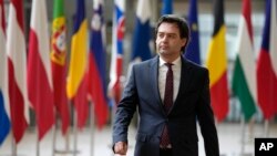 FILE - Menteri Luar Negeri Moldova Nicu Popescu tiba untuk pertemuan para menteri luar negeri Uni Eropa di gedung Dewan Eropa di Brussels, 20 Februari 2023. (AP/Virginia Mayo)