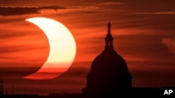 En esta foto proporcionada por la NASA, se ve un eclipse solar parcial en Washington, Estados Unidos, el 10 de junio de 2021, visto desde Arlington, Virginia.