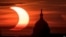 ARCHIVO - Imagen facilitada por la NASA de un eclipse solar desde el Capitolio de EEUU en Washington, visto desde Arlington, Virginia.
