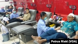 Sejumlah warga yang datang ke PMI Kota Surabaya untuk mendonorkan darahnya. (Foto: VOA/ Petrus Riski).