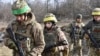 Militares ucranianos entrenan en el campo de entrenamiento militar en la región de Zaporizhia, Ucrania, el lunes 10 de marzo de 2025. (Andriy Andriyenko/65.ª Brigada Mecanizada de Ucrania vía AP)