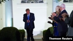El presidente de Estados Unidos, Donald Trump, accede al Jardín de las Rosas de la Casa Blanca para asistir al discurso de la primera dama, Melania Trump, el 25 de agosto del 2020. 