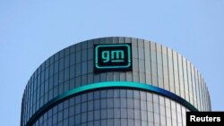 FILE: Logo GM baru terlihat di gedung kantor pusat General Motors di Detroit, Michigan, Amerika Serikat, 16 Maret 2021. (Rebecca Cook/REUTERS)