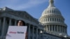 Seorang demonstran melakukan aksi protes di luar Gedung Capitol, Washington, terkait pelarangan TikTok di AS, pada 12 Maret 2024. (Foto: Reuters/Craig Hudson)