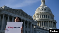 Seorang demonstran melakukan aksi protes di luar Gedung Capitol, Washington, terkait pelarangan TikTok di AS, pada 12 Maret 2024. (Foto: Reuters/Craig Hudson)