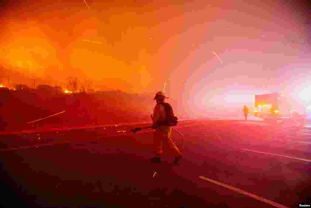 &quot;Se estima que el incendio actualmente cubre más de 2200 acres (unas 1100 hectáreas) y tenemos 700 bomberos asignados&quot;, dijo Marrone.&nbsp;