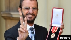 Ringo Starr, yang bernama asli Richard Starkey, berpose setelah menerima gelar kebangsawanan dalam sebuah upacara di Istana Buckingham di London, Inggris, 20 Maret 2018. 