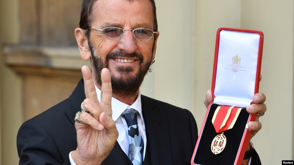 Ringo Starr, cuyo verdadero nombre es Richard Starkey, posa tras haber sido investido Caballero durante una ceremonia en el Palacio Buckingham. Londres, marzo 20 2018. 