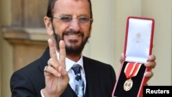 Ringo Starr, cuyo verdadero nombre es Richard Starkey, posa tras haber sido investido Caballero durante una ceremonia en el Palacio Buckingham. Londres, marzo 20 2018. 