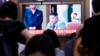 Personas en la estación de trenes de Seúl, en Corea del Sur, observan una foto del líder norcoreano Kim Jong Un en un noticiero de televisión, el miércoles 31 de julio de 2019. 