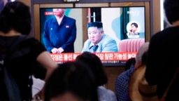 Personas en la estación de trenes de Seúl, en Corea del Sur, observan una foto del líder norcoreano Kim Jong Un en un noticiero de televisión, el miércoles 31 de julio de 2019. 