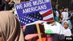 Warga muslim Amerika memadati kawasan Manhattan dalam acara tahunan "Muslim Day Parade" di kota New York pada hari Minggu (25/9).