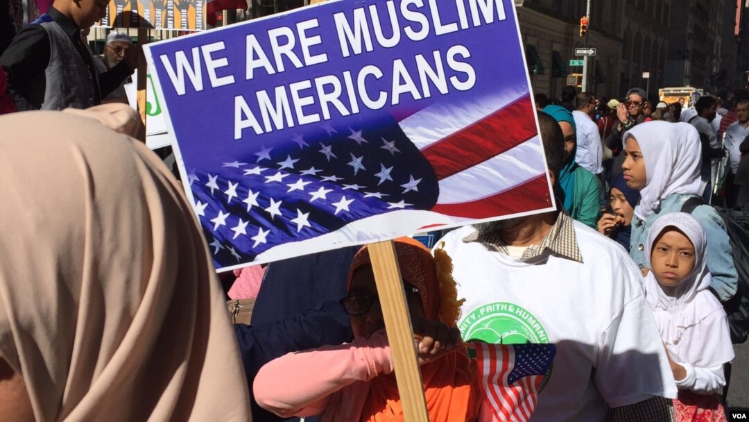 Warga muslim Amerika memadati kawasan Manhattan dalam acara tahunan "Muslim Day Parade" di kota New York pada hari Minggu (25/9).