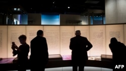 F
Para pengunjung mengamati pameran gulungan perkamen Laut Mati atau Dead Sea Scrolls dalam pameran untuk media di Museum Alkitab di Washington DC, 14 November 2017. (Foto: dok)
