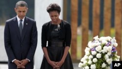 El presidente Barack Obama y la primera dama, Michelle Obama, guardan silencio durante una conmemoración de los atentados.