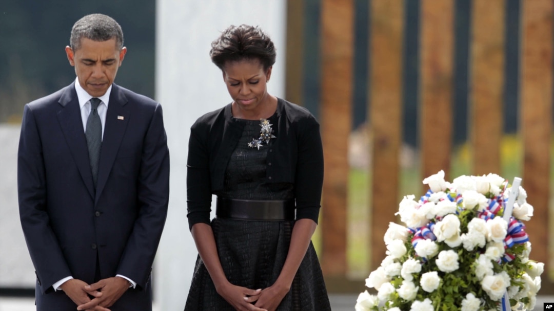 Tổng thống Barack Obama và đệ nhất phu nhân Michelle Obama mặc niệm tại lễ đặt vòng hoa ở Ðài Tưởng niệm Chuyến bay 93 ở Shanksville, Pennsylvania Pensylnơi (ảnh tư liệu ngày 11/9/2011)