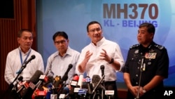 Malaysia's acting minister of transport Hishamuddin Hussein, second from right, speaks during a press conference in Kuala Lumpur, Malaysia, Sunday, March 16, 2014. 