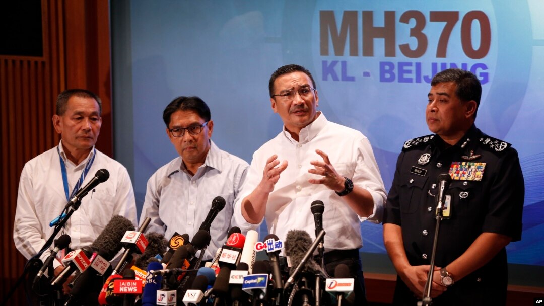 Quyền Bộ trưởng Giao thông Malaysia Hishamuddin Hussein, thứ hai từ bên phải, phát biểu trong một cuộc họp báo tại Kuala Lumpur, ngày 16/3/2014.