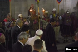 Chamanes reciben al papa Francisco en su visita a la Plaza Murillo en La Paz, Bolivia, el 8 de julio de 2015. El pontífice llegó a Bolivia tras congregar a cerca de 1,5 millones de personas en misas en Ecuador en la primera etapa de su gira.