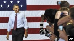 El presidente Barack Obama es recibido por una multitud entusiasta en la planta de automóviles Daimler, en Redford, Michigan, donde llevó su mensaje económico.