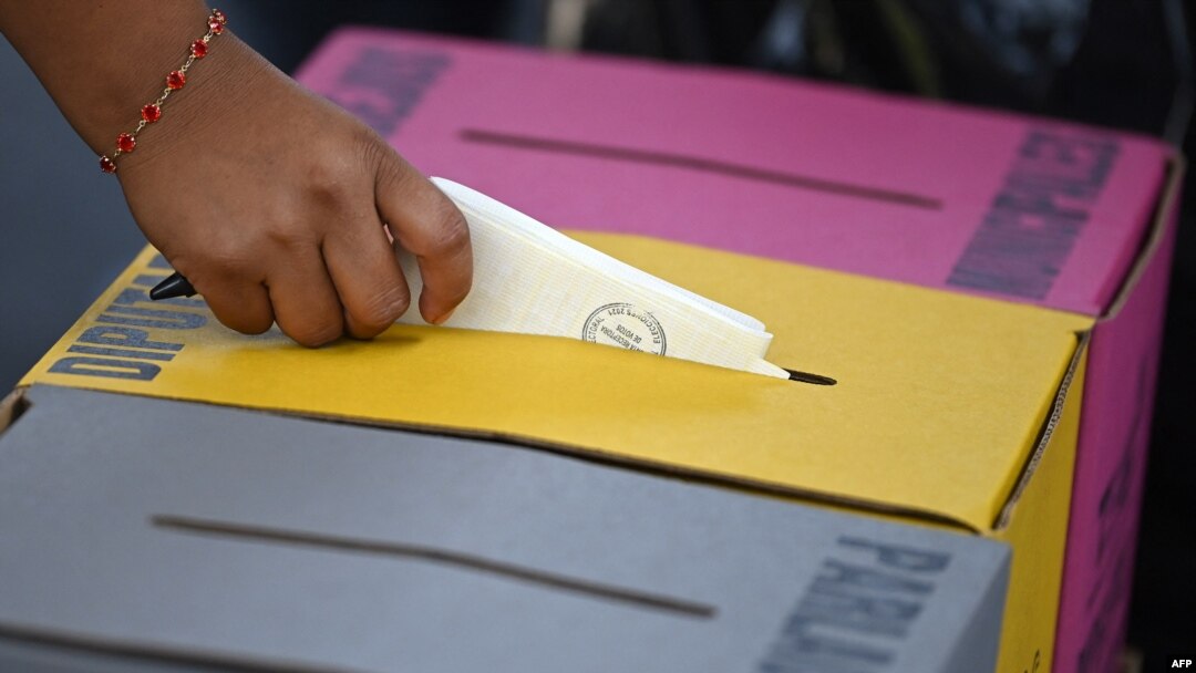 Un ciudadano emite un voto durante las elecciones parlamentarias y locales, en San Salvador, el 28 de febrero de 2021.