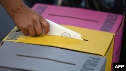 Un ciudadano emite un voto durante las elecciones parlamentarias y locales, en San Salvador, el 28 de febrero de 2021.