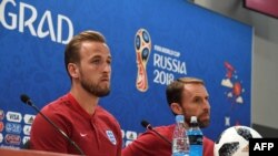 Pemain penyerang tim sepak bola Inggris, Harry Kane (kiri) dan pelatih Inggris, Gareth Southgate (kanan) dalam konferensi pers di Volgograd, 17 Juni 2018, sehari menjelang laga perdana penyisihan Grup G melawan Tunisia.
