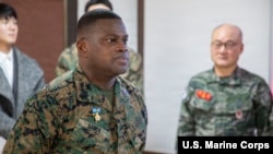 주한미군해병대사령부의 이스마엘 G. 밤바 주임원사가 한국 해병대 사령부에서 열린 수상식에서 표창장 낭독이 진행되는 동안 차려 자세로 서 있다. (사진: 미 해병대 / 건너리 상사 안토니오 캠벨 촬영)