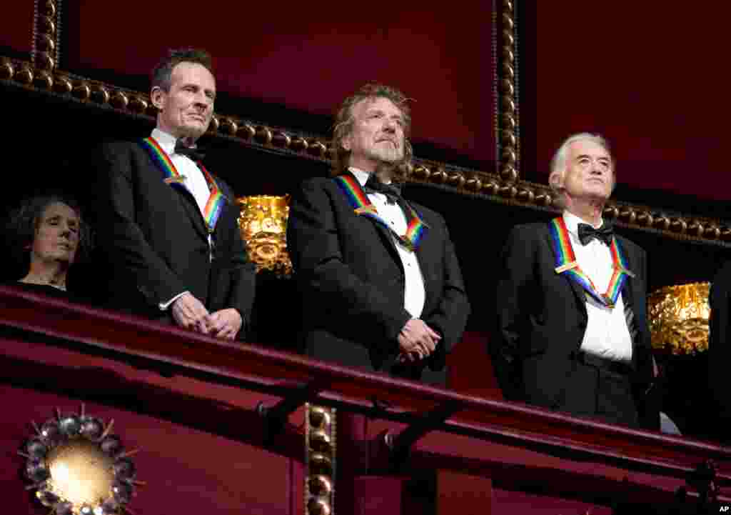 Ban nhạc rock Led Zeppelin, từ trái, tay đàn keyboard và đàn bass John Paul Jones, ca sĩ Robert Plant, tay đàn guitar Jimmy Page, tại Nhà hát Quốc gia Kennedy. 2/12/2012. 