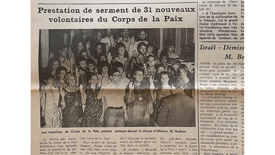 Tin trên báo La Nouvelle Marche ngày 16/9/1983 về lễ tuyên thệ của các tình nguyện viên Peace Corps (Ảnh: Bùi Văn Phú)