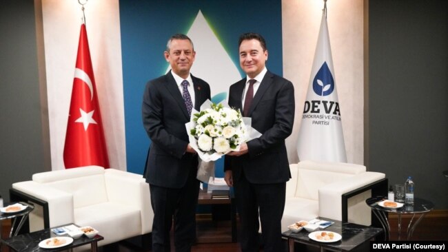 CHP Genel Başkanı Özgür Özel, bugün DEVA Partisi Genel Başkanı Ali Babacan’la görüştü.