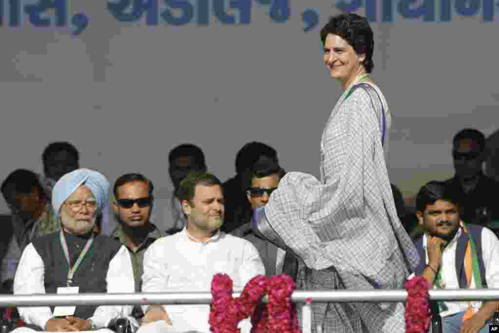 در تجمع حزب اصلی رقیب دولت در کنگره هند، پریانکا گاندی برای سخنرانی از مقابل رائول گاندی(وسط) عبور می&zwnj;کند. انتخابات هند ماه آینده میلادی&nbsp;دیگر برگزار می شود.