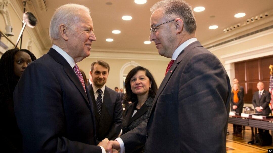 Wakil Presiden AS Joe Biden berjabat tangan dengan Walikota Rotterdam Ahmed Aboutaleb sebelum KTT kontra-ekstremisme dengan kekerasan di Washington (17/2). (AP/Jacquelyn Martin)