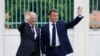 Presiden Prancis Emmanuel Macron (kanan) dan Kanselir Jerman Olaf Scholz melambaikan tangan saat tiba untuk pertemuan kabinet bersama Franco-German di Istana Schloss Meseberg di Meseberg dekat Berlin, Jerman, pada 28 Mei 2024. (Foto: AFP/Odd Andersen)
