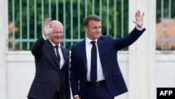 Presiden Prancis Emmanuel Macron (kanan) dan Kanselir Jerman Olaf Scholz melambaikan tangan saat tiba untuk pertemuan kabinet bersama Franco-German di Istana Schloss Meseberg di Meseberg dekat Berlin, Jerman, pada 28 Mei 2024. (Foto: AFP/Odd Andersen)
