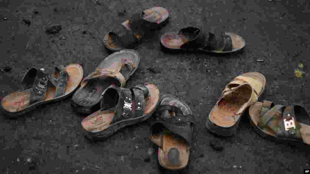 Des sandales avec du sang ont été abandonnées au lieu de l&rsquo;attaque suicide&nbsp;jeudi le 9 octobre 2014 à Sanaa, Yémen. Les autorités de la sécurité investiguent sur les débris. AP Photo 